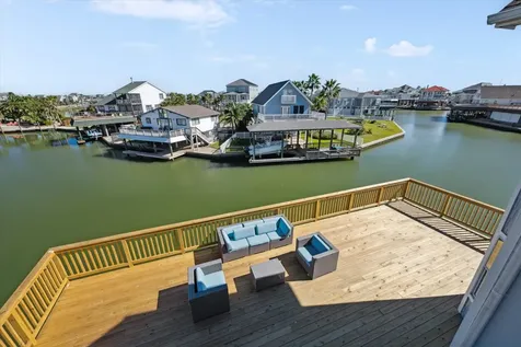 210 Easterly Tiki Island TX 77554