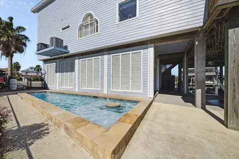 210 Easterly Tiki Island TX 77554