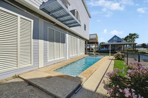 210 Easterly Tiki Island TX 77554