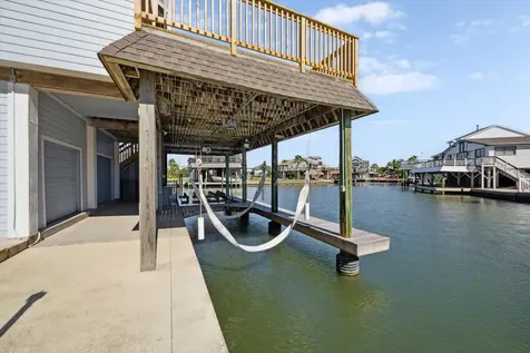 210 Easterly Tiki Island TX 77554