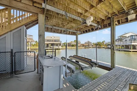 210 Easterly Tiki Island TX 77554