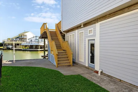 210 Easterly Tiki Island TX 77554