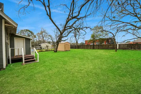 837 Fowlkes Street Sealy TX 77474