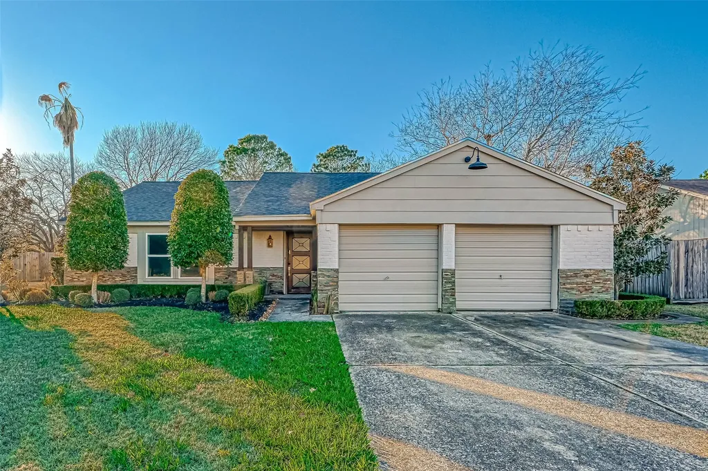 520 E Castle Harbour Drive Friendswood TX 77546
