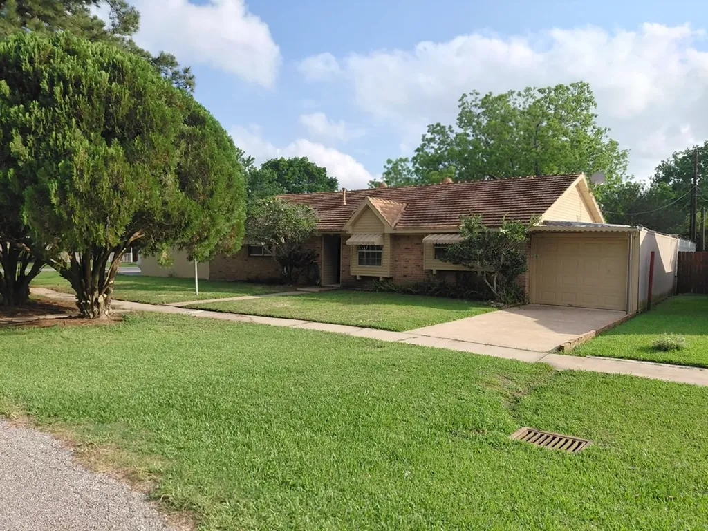 1518 Avenue B Danbury TX 77534