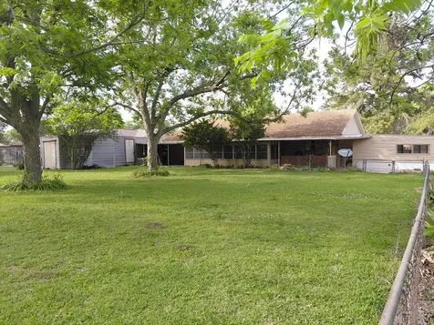 1518 Avenue B Danbury TX 77534