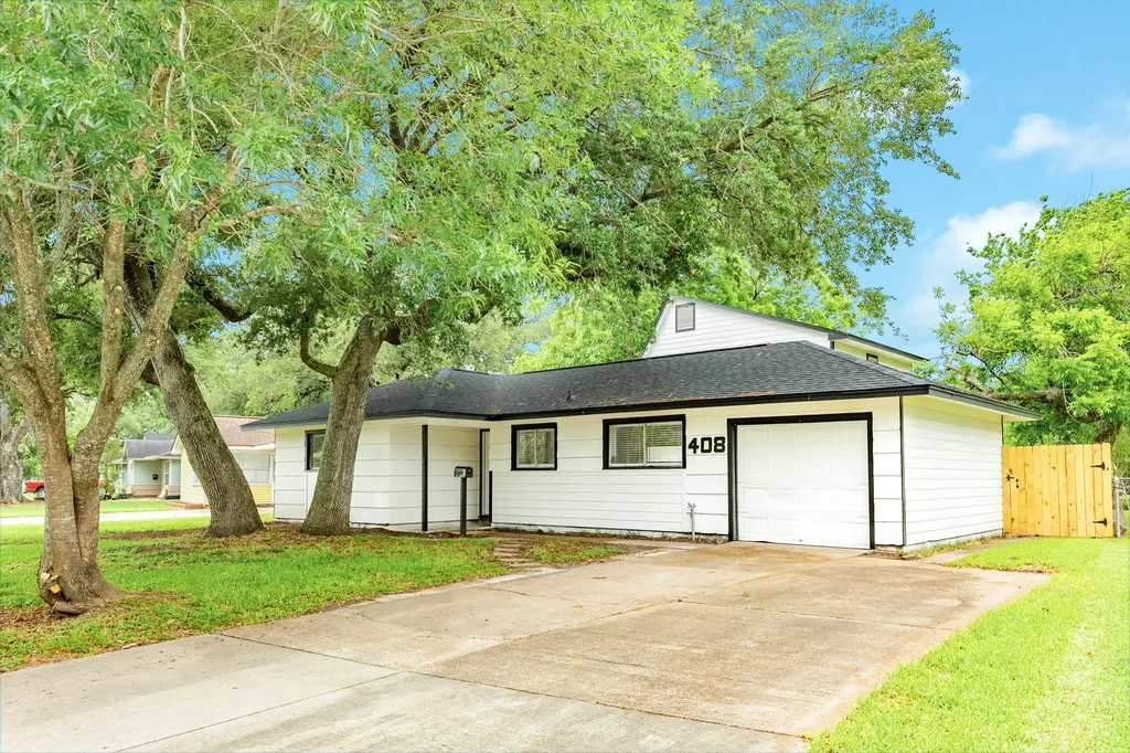 408 Gardenia Street Lake Jackson TX 77566