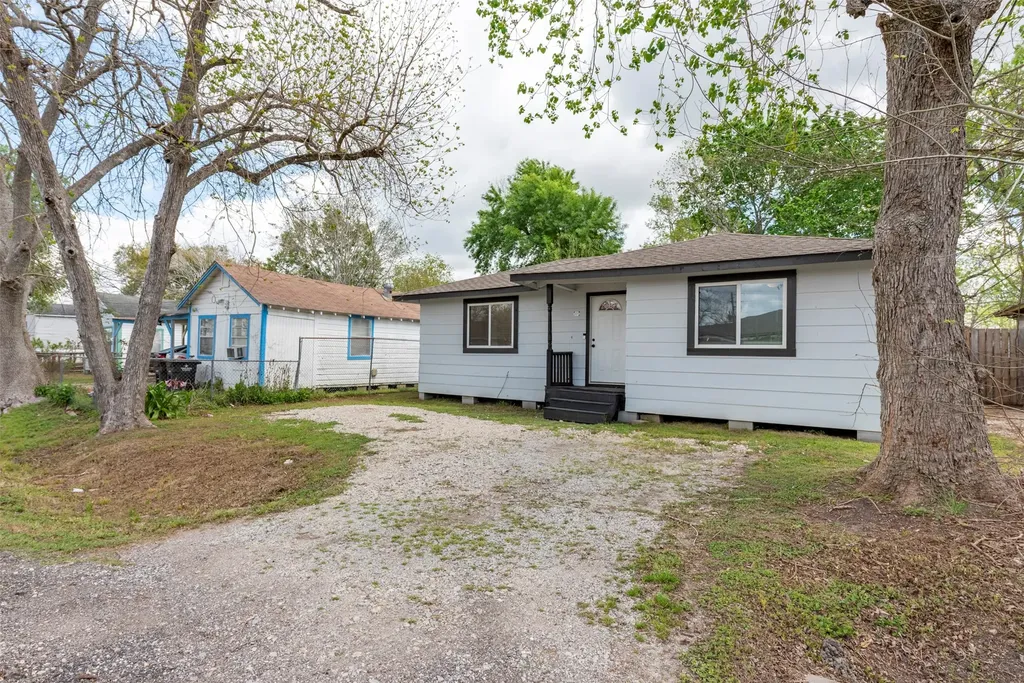 1604 Texas Street Alvin TX 77511