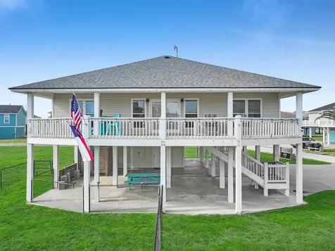 2946 Laguna Drive Crystal Beach TX 77650