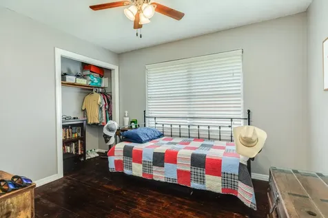 2109 N Tinsley Street Angleton TX 77515