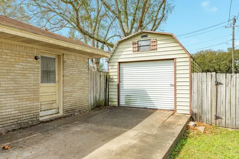 2109 N Tinsley Street Angleton TX 77515