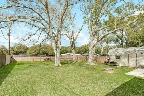 2109 N Tinsley Street Angleton TX 77515