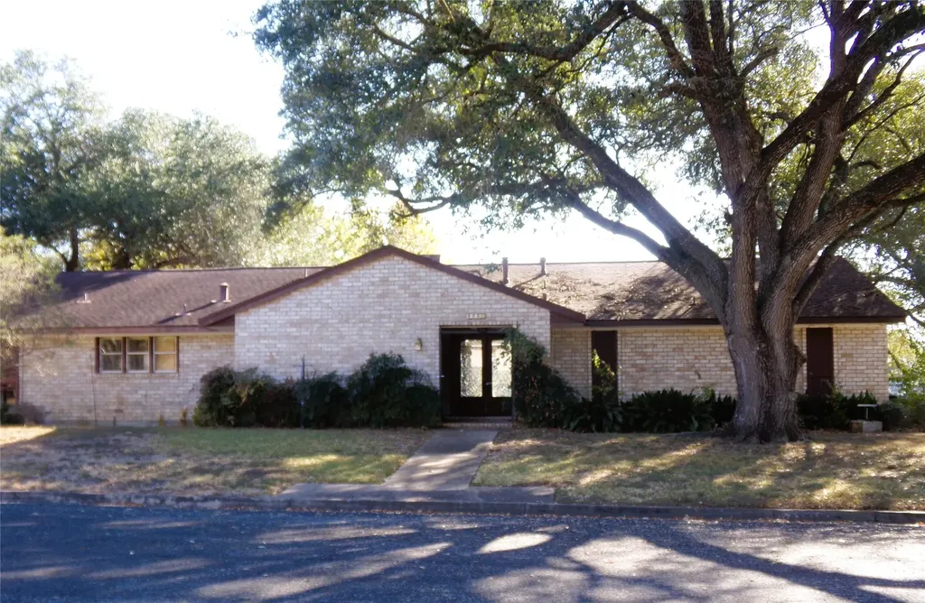 605 S Summit Street Weimar TX 78962