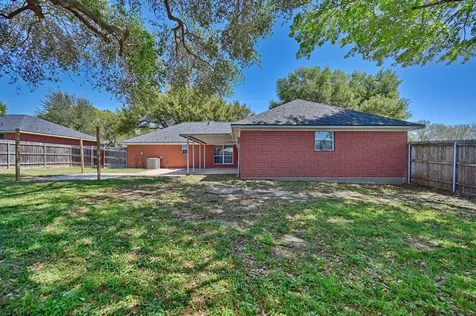 2401 Oakwood Drive Brenham TX 77833