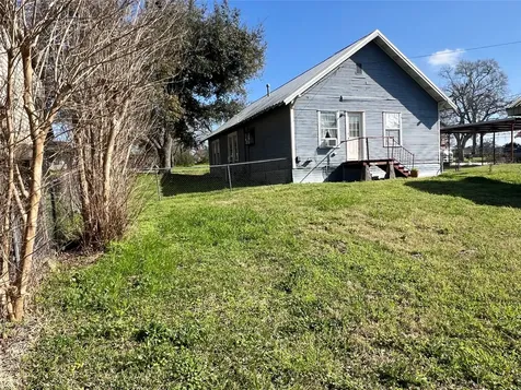 220 S Tesch Street Bellville TX 77418