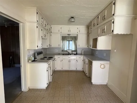 220 S Tesch Street Bellville TX 77418