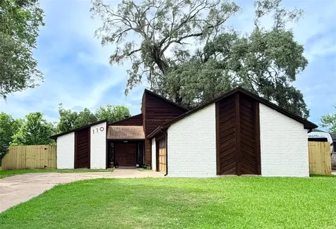 110 Anchusa Street Lake Jackson TX 77566