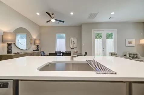 911 W 35th Street D Houston TX 77018