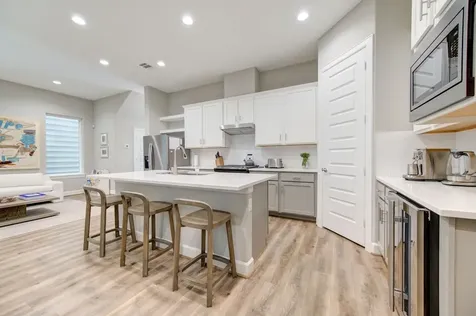 911 W 35th Street D Houston TX 77018