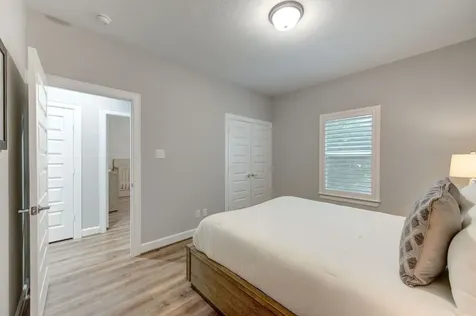 911 W 35th Street D Houston TX 77018