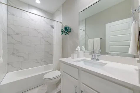 911 W 35th Street D Houston TX 77018