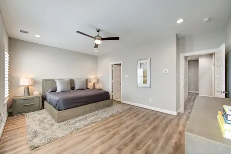 911 W 35th Street D Houston TX 77018