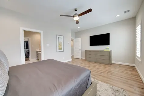 911 W 35th Street D Houston TX 77018
