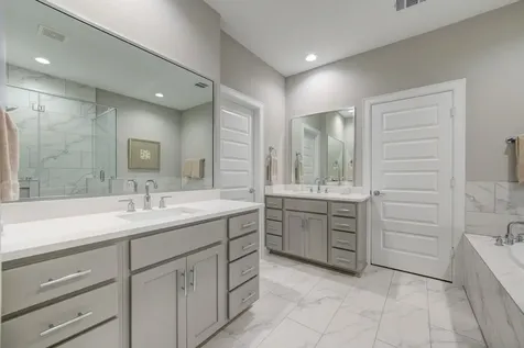 911 W 35th Street D Houston TX 77018