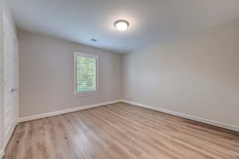 911 W 35th Street D Houston TX 77018
