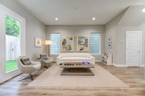 911 W 35th Street D Houston TX 77018