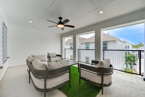 911 W 35th Street D Houston TX 77018