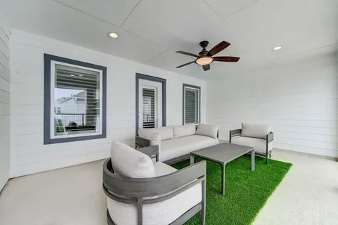 911 W 35th Street D Houston TX 77018