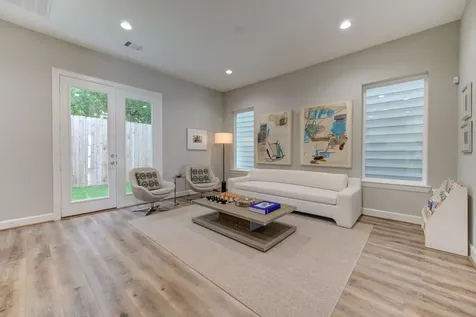 911 W 35th Street D Houston TX 77018