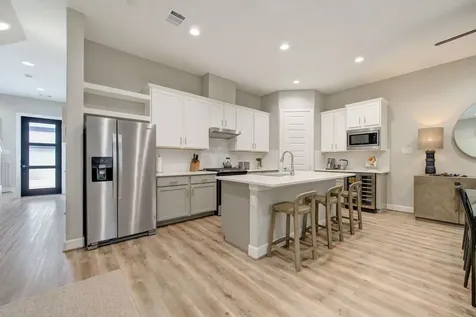 911 W 35th Street D Houston TX 77018