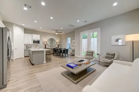 911 W 35th Street D Houston TX 77018