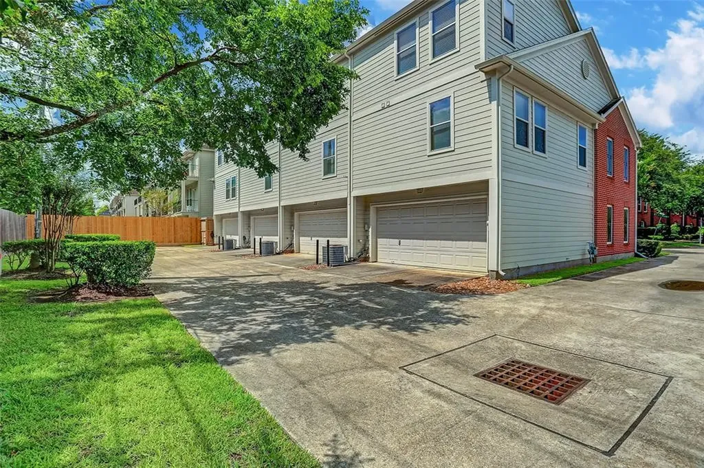 934 E Heights Hollow Lane Houston TX 77007