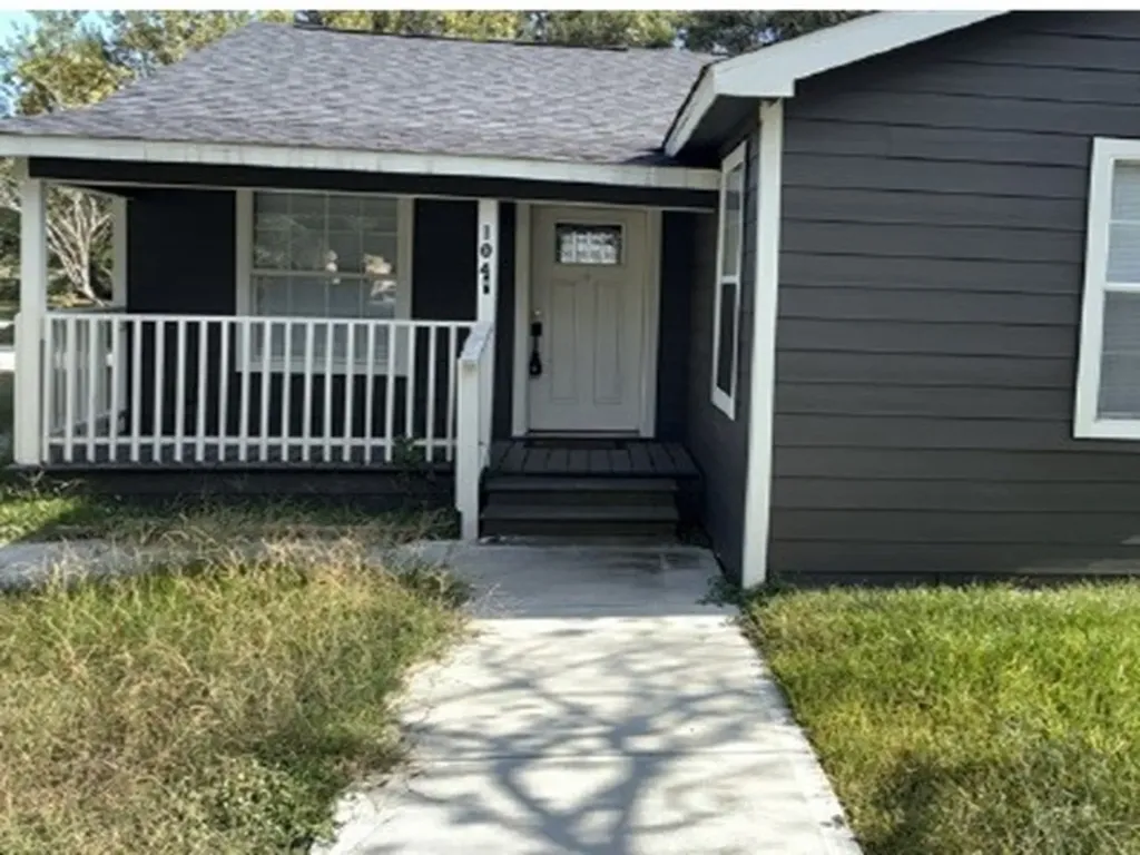 104 Mesquite Street Louise TX 77455