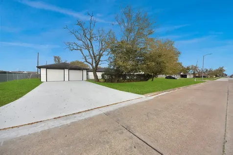 101 Talisman Street Lake Jackson TX 77566