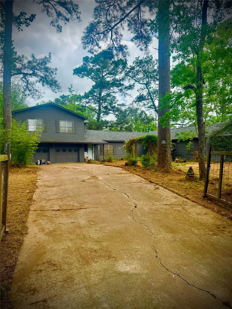 1556 County Road 2042 Hull TX 77564