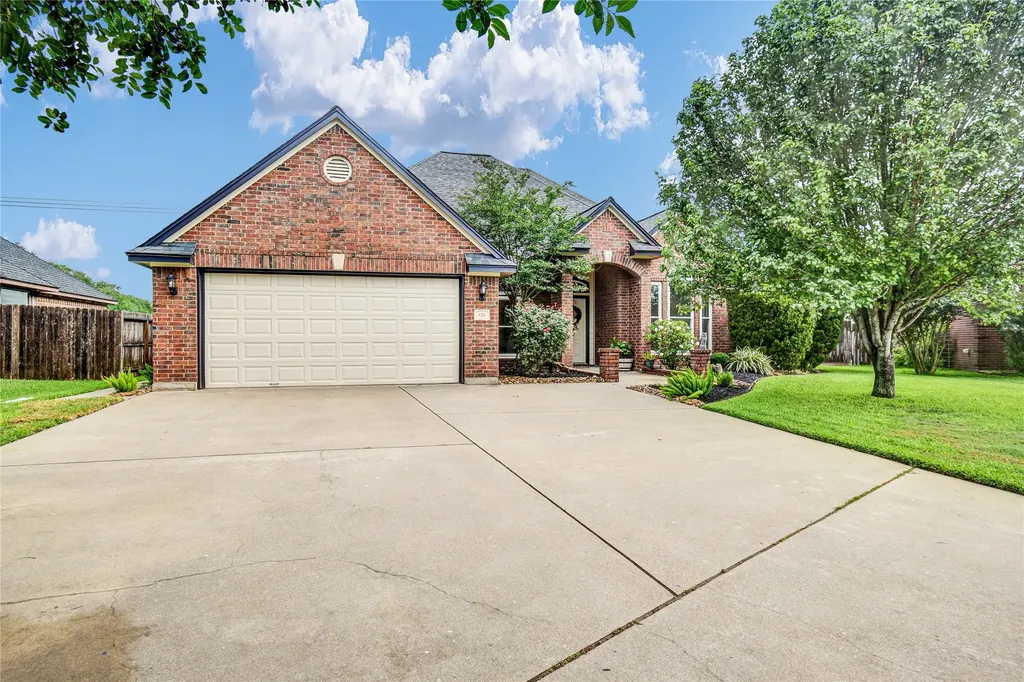 123 Jamestown Avenue Clute TX 77531