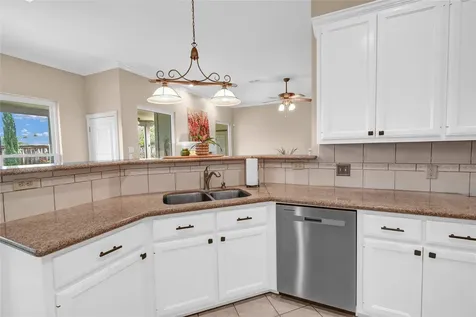 123 Jamestown Avenue Clute TX 77531