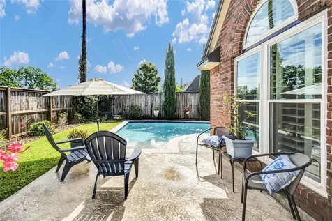 123 Jamestown Avenue Clute TX 77531