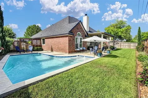 123 Jamestown Avenue Clute TX 77531