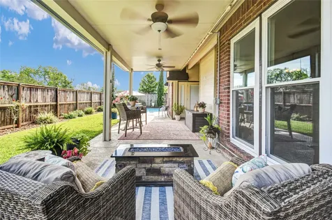 123 Jamestown Avenue Clute TX 77531