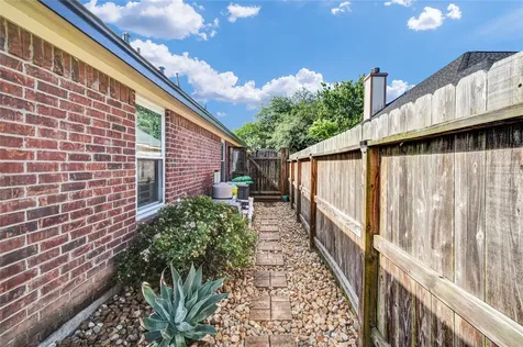 123 Jamestown Avenue Clute TX 77531