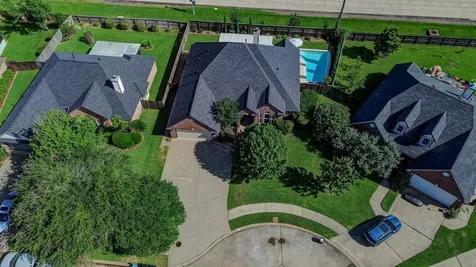 123 Jamestown Avenue Clute TX 77531