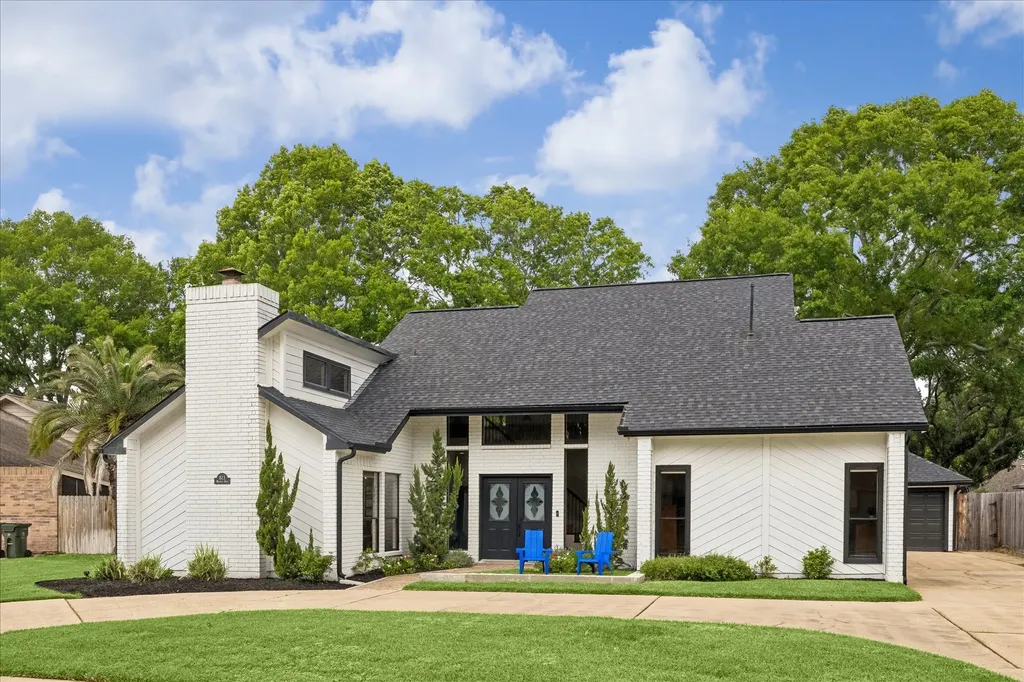 823 Millpond Drive Sugar Land TX 77498