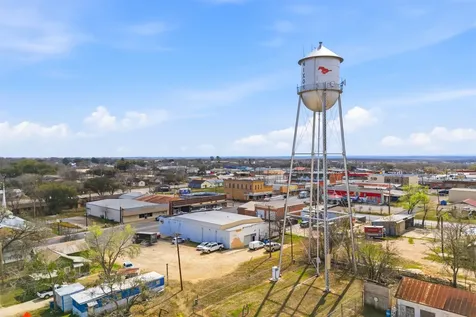608 Mustang Circle Nixon TX 78140