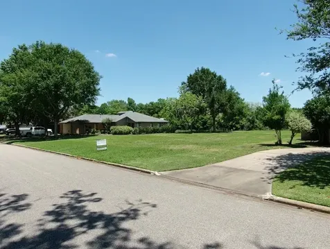 2209 Riverside Drive West Columbia TX 77486