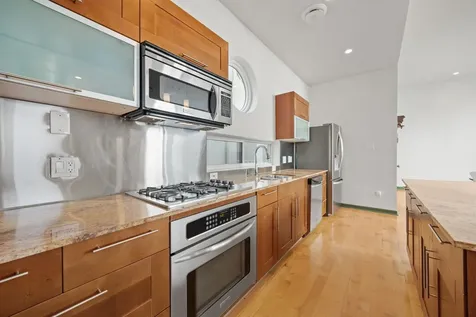 5628 Kiam Street B Houston TX 77007
